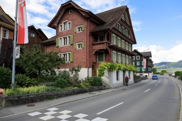 스위스 2020 시내를 지나는 도로가 주택들이 있습니다 — 스톡 사진