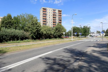 Varşova, Polonya - 05 Ağustos 2020: Sokağın karşısındaki konut binası görülebilir. Önceden yapılmış beton levhalardan yapılmış bu apartman, Goclaw adında bir konut arazisinin bir parçası..