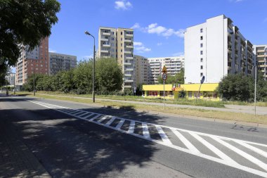 Varşova, Polonya - 05 Ağustos 2020 Goclaw konutları ve evleri sokağın karşısında. Tanınmış bir markete ev sahipliği yapan küçük bir bina var..