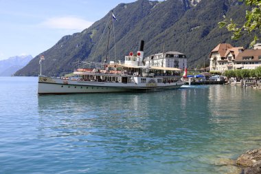 Lucerne Gölü, İsviçre - 26 Ağustos 2020 Unterwalden kürek buharlı vapuru Brunnen 'den ayrılıyor ve bir sonraki limana doğru yola çıktı.. 