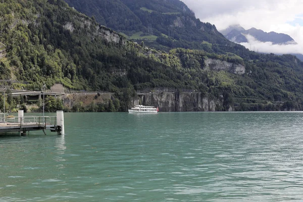 瑞士卢塞恩湖 2020年8月31日 欧罗巴号 Europa 汽船正在接近卢塞恩湖 Lake Lucerne 的码头 远处的山是看得见的 — 图库照片