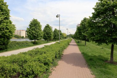 Hem boş bisiklet yolu hem de ona paralel kaldırım boş ve parktan geçiyorlar. Burası Goclaw olarak bilinen konutların bir kısmı.. 