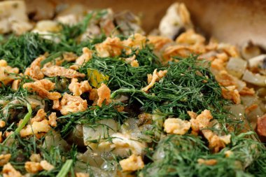 Kızartma tavasında bir sürü sebze var..