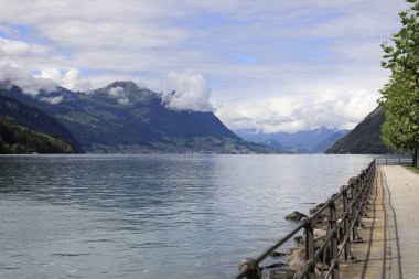 Lucerne Gölü boyunca görülebilen göl kenarındaki manzara. Vierwaldstattersee, Dört Orman Kantonu Gölü.