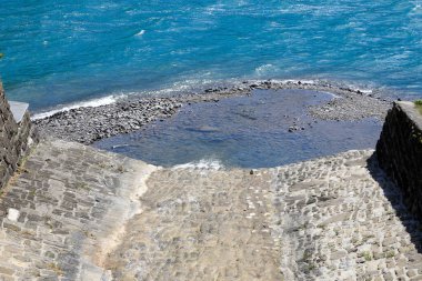 Nehrin göle aktığı taştan nehir yatağı.