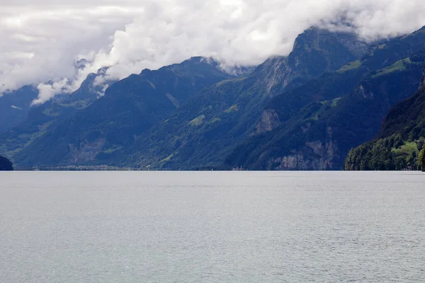 Άποψη Της Οροσειράς Και Της Επιφάνειας Του Νερού Της Λίμνης — Φωτογραφία Αρχείου