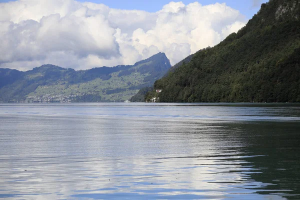 Dia Ensolarado Nuvens Sobre Montanhas Lago Lucerna Distância Encosta Você — Fotografia de Stock