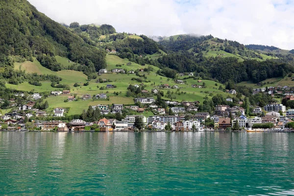 Edifícios Residenciais Localizados Encosta Colina Borda Lago Lucerna São Visíveis — Fotografia de Stock