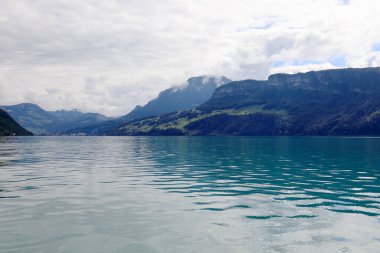 Dağların ve gölün etkileyici manzarası. Dört Kantonun Gölü.