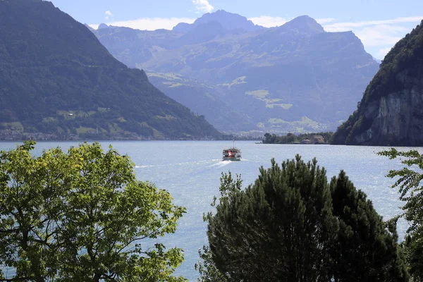 Grande Lago Localizado Suíça Visto Pequena Aldeia Bauen Lago Dos — Fotografia de Stock