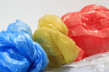 Kullanıldıktan sonra tek kullanımlık plastik torbalar çevreyi çok ciddi şekilde kirletir..