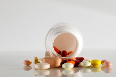 Plastik şişeden çeşitli renkli haplar düştü..