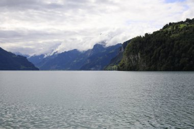 Bulutlu bir günde Lucerne Gölü 'ndeki dağların manzarası. Vierwaldstattersee, Dört Orman Kantonu Gölü.