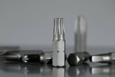 Tornavida parçaları. Değiştirilebilir tornavida parçaları gri bir arkaplanda görünür.