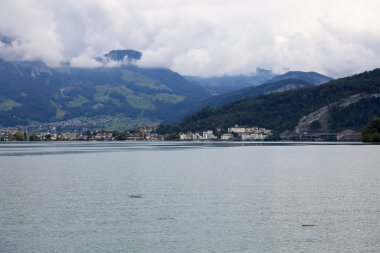 Lucerne Gölü 'nün kıyısındaki birçok bina uzaktan görülebilir. Brunnen, Lucerne Gölü kıyısında yer almaktadır. Dört Kantonun Gölü.