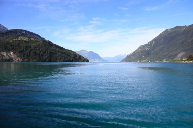 Büyük dağların ve gölün etkileyici manzarası. Burada doğanın çeşitliliğini ve güzelliğini görebilirsiniz..