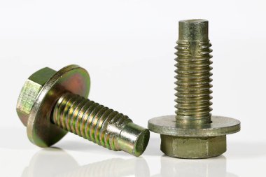 Endüstriyel parçalar ve yedek parçalar olan aynı altıgen kafa cıvataları.