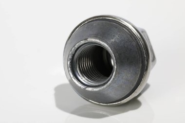 Tekerlek fındığı. Bu küçük parça, araba tekerleklerini güvenli bir şekilde takmak için özel olarak tasarlanmış..