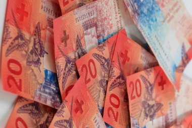 İsviçre parası. İsviçre frangı banknotları üst üste kondu. CHF para birimi.
