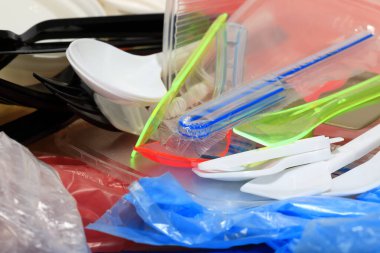 Plastik tek kullanımlık eşyalar rahat ve kullanımı kolaydır. Ama malzemeler çevreyi ciddi şekilde kirletir..
