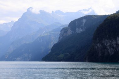 Dağ sırasının manzarası ve İsviçre 'deki gölün su yüzeyi. Vierwaldstattersee, Dört Orman Kantonu Gölü.