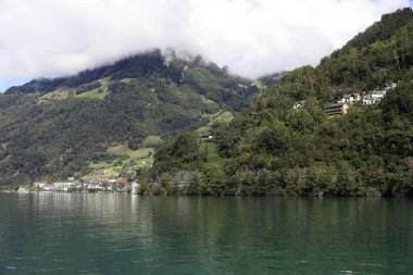 Lucerne Gölü 'nün kenarındaki tepe görülebilir.