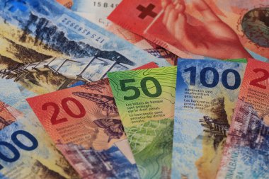Farklı banknotlardan oluşan bir grup farklı mezhepler yan yana uzanıyorlar. CHF kağıt para.