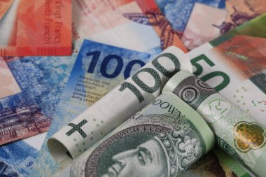 Polonya banknotları ve rulo olmayan İsviçre kağıt paraları İsviçre frangı ile Polonya zlotisi arasındaki ilişkiyi ifade eder. PLN ve CHF para birimleri.