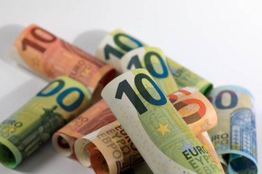 Yuvarlanmış Avro banknotlarının görüntüsü. Euro banknotları kağıttan değil, dayanıklılıklarını artırmak için saf pamuk lifinden yapılmıştır..