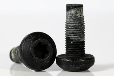 İki çift, ama aynı siyah cıvatalar kısmen özel bir hazırlıkla kaplı. Bu cıvatalar endüstriyel bileşenler ve yedek parçalar..