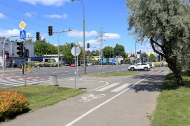 Varşova, Polonya - 21 Mayıs 2020: Goclaw isimli konutlarda caddelerden birinde neredeyse hiç trafik yok. Trafik ışıkları, bir sürü yol tabelası ve diğer altyapı araçları var..