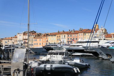 Saint-Tropez, Fransa - 8 Temmuz 2009: Marinanın arkasında Akdeniz 'de bulunan evler var. Burası Fransız Rivierası 'nın en çok ziyaret edilen ve en göz alıcı kasabalarından biri..