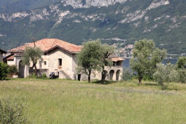 Bellagio, İtalya - 11 Temmuz 2009: Bir çiftliğin parçası gibi görünen binalar. Bu binalar Como Gölü yakınlarında yer alır ve etraflarında ağaçlar yetişir..