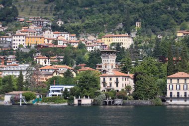 Tremezzo, İtalya - 12 Temmuz 2009: Como Gölü 'nde bulunan binalar arasında mimarisi göze çarpan biri var. Burası tarihi bir villa ve belki de daha çok bir şato gibi..