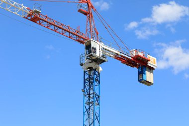 Varşova, Polonya - 29 Mayıs 2020: Güneşli gökyüzü arka planına karşı Crane İnşaat. Goclaw konutlarındaki inşaat alanının üstünde görünüyor..
