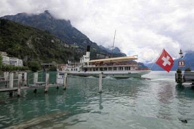 Brunnen, İsviçre - 01 Eylül 2020: Schiller, kürek vapuru hareket halinde. Gemi şimdi bir sonraki limana yelken açıyor. Dört Kantonun Gölü.