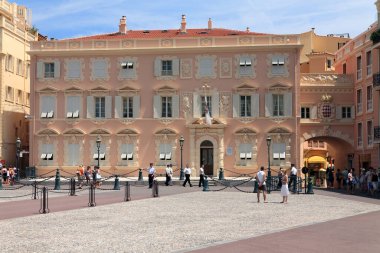 Monaco-Ville, Monako - Haziran 2009: Ünlü meydandaki tarihi binalar güneşli bir günde görülebilir. Bu binaların yanından geçen turistler de bu muhteşem mimariye hayran kaldılar..