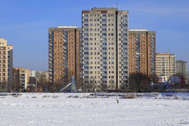 Varşova, Polonya - 18 Şubat 2021: Varşova 'da bir bölgedir, yerel olarak Goclaw olarak bilinir. Binaların çoğu büyük panel inşa teknolojisi kullanılarak inşa edildi.. 