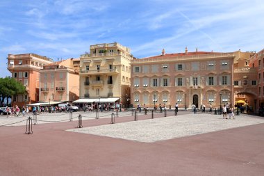 Monaco-Ville, Monako - Haziran 2009: Ünlü meydandaki tarihi binalar güneşli bir günde görülebilir. Bu binaların yanından geçen turistler de bu muhteşem mimariye hayran kaldılar..