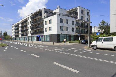 Varşova, Polonya - 27 Mayıs 2020: Çağdaş çoklu aile konutları sokağın karşısında görülebilir. Bu manzara Goclaw konutlarında görülebilir..