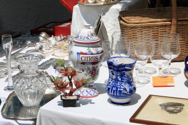 Cannes, Fransa - Temmuz 05, 2009: Birçok eski, kullanılmış porselen, cam ve diğer eşyalar şehrin ünlü açık hava pazarı sırasında tezgahlardan birine yerleştirildi.