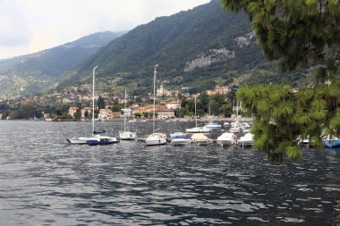 Como Gölü, İtalya - 12 Temmuz 2009: Como Gölü kıyısında çeşitli binalar vardır. İtalya 'da Tremezzo yakınlarındaki gölde demirlemiş yelkenliler var..