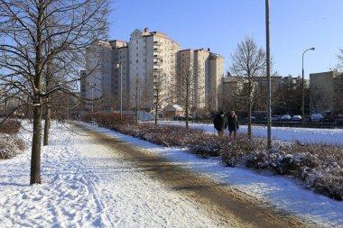 Varşova, Polonya - 31 Ocak 2021: Büyük yerleşim alanları ve park alanları, güneşli bir kış gününde burada görülebilen Goclaw ilçesinin bir özelliği..