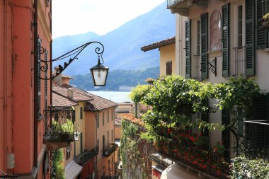 Bellagio, İtalya - 11 Temmuz 2009: Dar bir cadde boyunca apartman binaları güneşli bir günde görülmektedir. Burası dünyanın dört bir yanından gelen turistlerin uğrak yeridir..