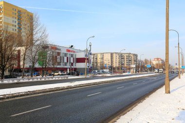 Varşova, Polonya - 01 Şubat 2021: Sokak bir yerleşim bölgesine çıkıyor. Goclaw adındaki bir konutun apartman bloklarının kış manzarası
