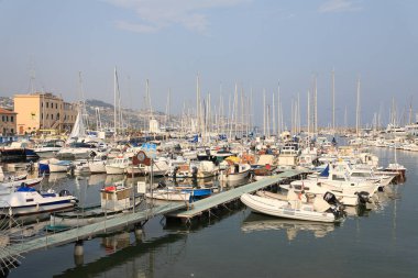 Sanremo, İtalya - 3 Temmuz 2009: Birçok yat ve diğer teknenin bulunduğu marina manzarası. Küçük bir rıhtım da var..