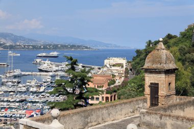 Monako - Haziran 06, 2009: Birçok yatın demirlediği liman Akdeniz 'de. Biraz daha uzakta, tepeler görülebilir..