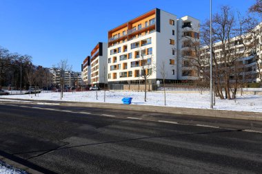 Varşova, Polonya - 31 Ocak 2021: Kışın güneşli bir günde Goclaw adlı bir yerleşim bölgesinde modern apartman binaları görüldü.