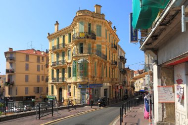 Cannes, Fransa - 5 Temmuz 2009: Dar bir caddede tarihi bir bina. Binanın pencerelerinde panjurlar ve balkonlarda güzel dekoratif balkonlar var..