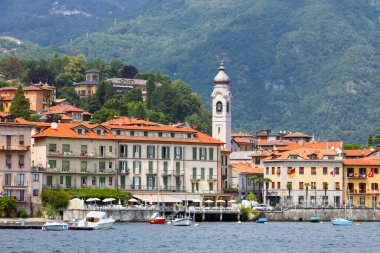 Menaggio, İtalya - 12 Temmuz 2009: Como Gölü kıyısında yer alan binalar manzaralı bir manzara yaratıyor. Biraz ileride bir tepe daha var..